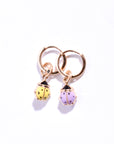 Charm de mariquita esmaltada en oro amarillo de 14 quilates 